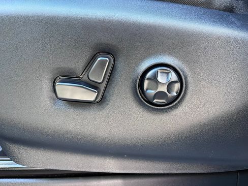 Used 2017 Chrysler Pacifica Touring-L Plus w/ Tire & Wheel Group image 11