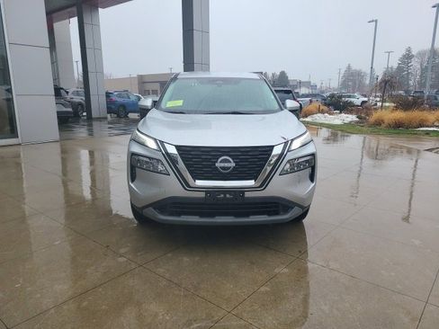 Used 2023 Nissan Rogue SV image 2
