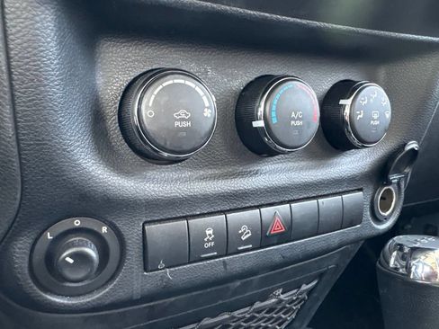 Used 2014 Jeep Wrangler Unlimited Sport w/ Quick Order Package 24S AWD/4WD image 23