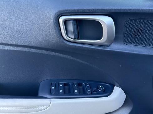 Used 2025 Hyundai Venue Limited image 11