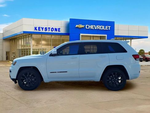 Used 2019 Jeep Grand Cherokee Altitude AWD/4WD image 4