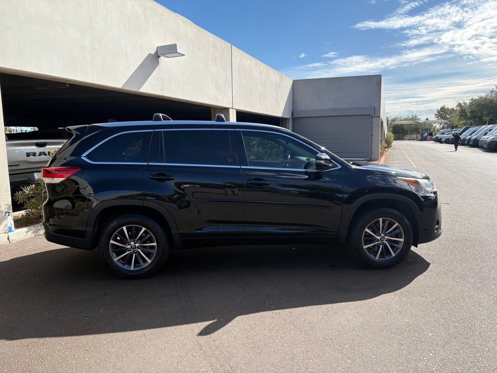 Used 2017 Toyota Highlander XLE w/ Carpet Mat Package FWD image 4