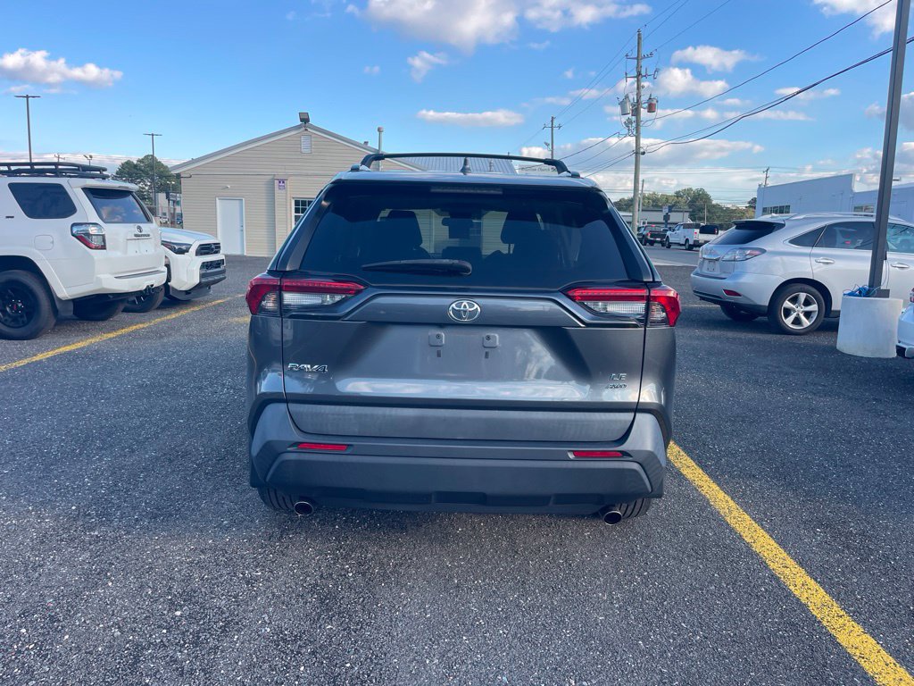 Used 2021 Toyota RAV4 LE AWD/4WD image 4