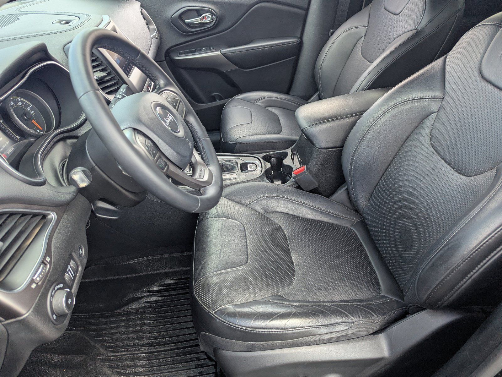 Used 2020 Jeep Cherokee Latitude Lux w/ Comfort/Convenience Group FWD image 18