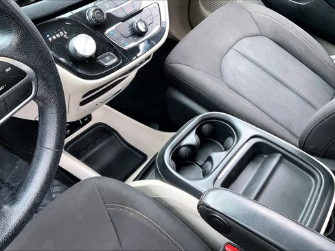 Used 2020 Chrysler Pacifica Touring FWD image 14