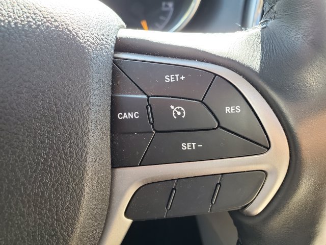 Used 2018 Jeep Grand Cherokee Limited AWD/4WD image 9