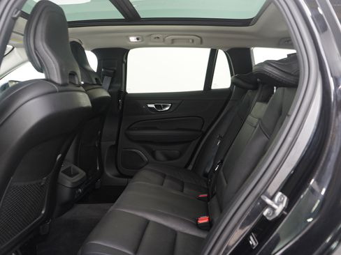 Used 2020 Volvo V60 T5 Cross Country image 16
