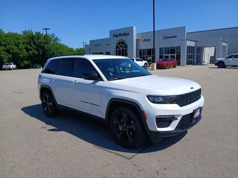 Used 2023 Jeep Grand Cherokee Limited w/ Black Appearance Package AWD/4WD image 1