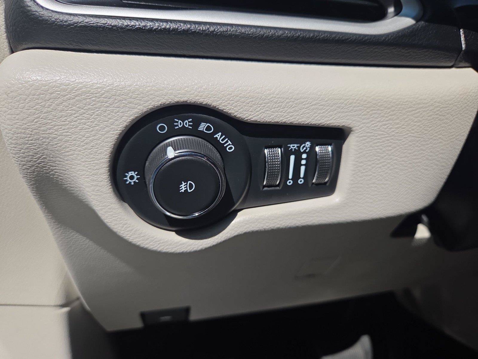 Used 2023 Chrysler Pacifica Touring-L FWD image 24