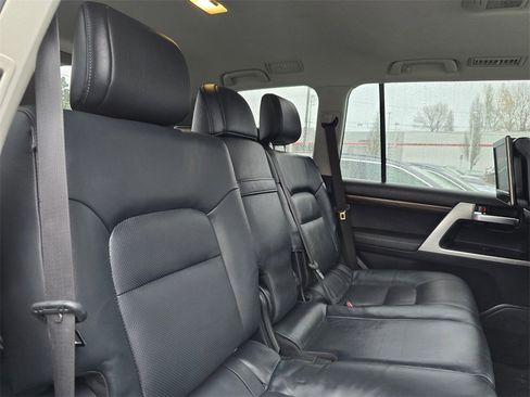Used 2016 Toyota Land Cruiser image 14