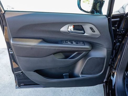 New 2027 Chrysler Pacifica Select FWD image 25