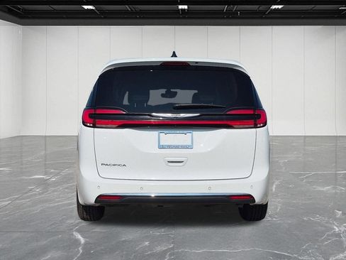 Used 2024 Chrysler Pacifica Touring-L FWD image 4