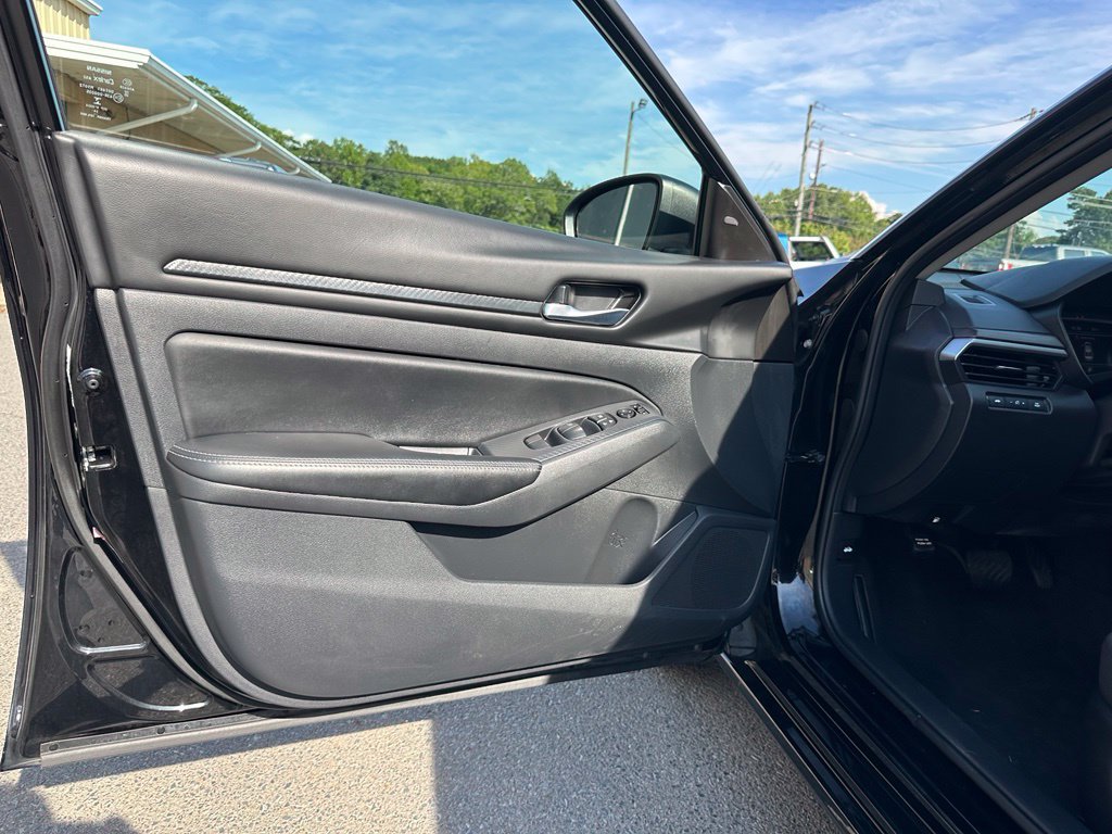 Used 2025 Nissan Altima 2.5 SV FWD image 13