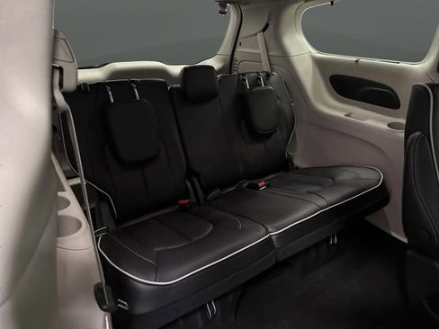 Used 2024 Chrysler Pacifica Limited w/ Trailer Tow Group image 33