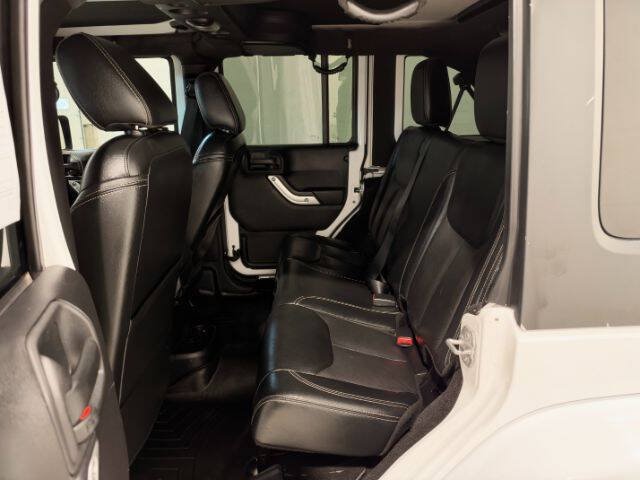 Used 2015 Jeep Wrangler Unlimited Rubicon w/ Connectivity Group AWD/4WD image 16
