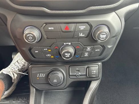 Used 2023 Jeep Renegade Latitude AWD/4WD image 13