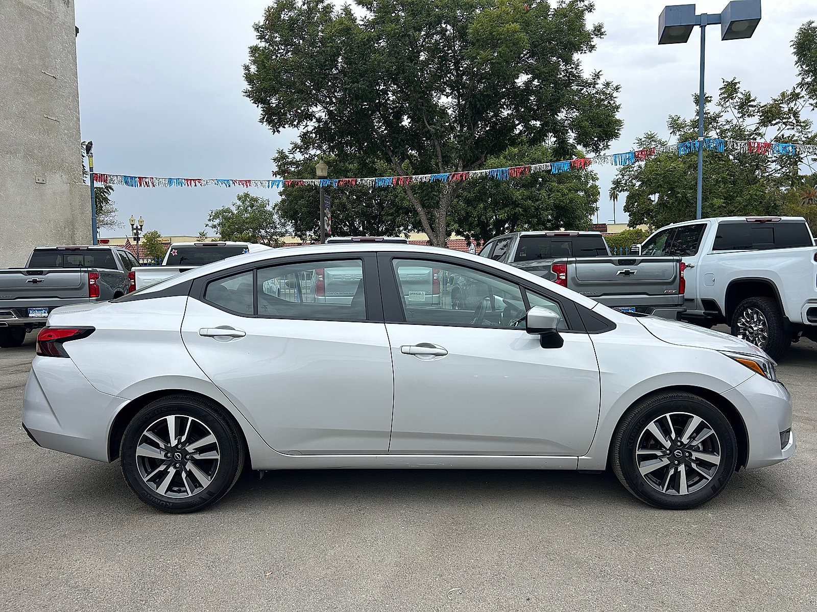Used 2025 Nissan Versa SV FWD image 2
