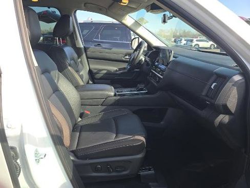 Used 2025 Nissan Pathfinder SL AWD/4WD image 5