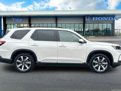 Certified 2025 Honda Pilot Elite image 3