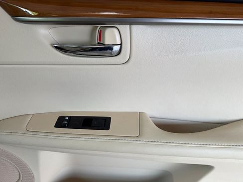 Used 2015 Lexus ES 300h w/ Navigation System Package FWD image 18