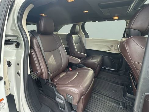 Used 2022 Toyota Sienna Platinum image 27