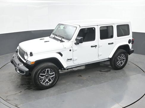 Used 2025 Jeep Wrangler Unlimited Sahara AWD/4WD image 35