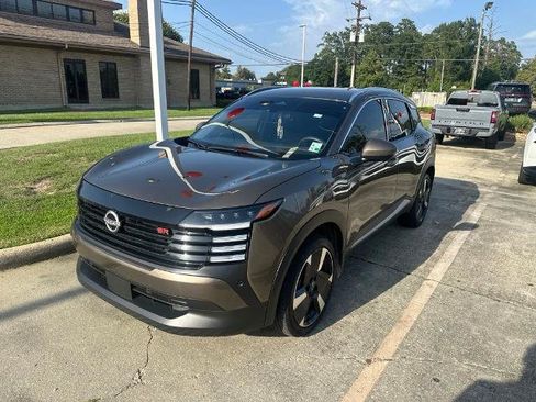 Certified 2025 Nissan Kicks SR FWD image 1