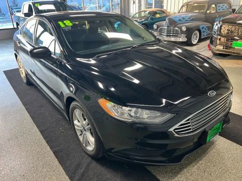 Used 2018 Ford Fusion SE w/ Fusion SE Technology Package image 2