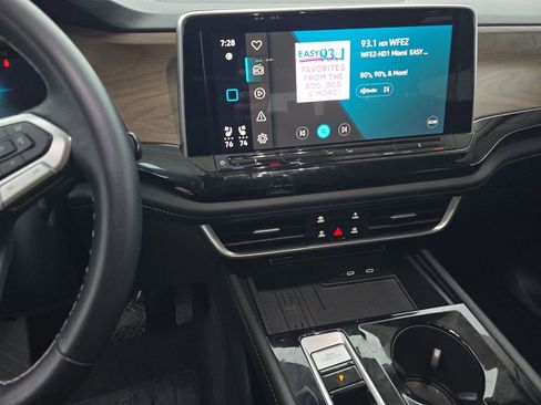 Used 2025 Volkswagen Atlas SE image 11