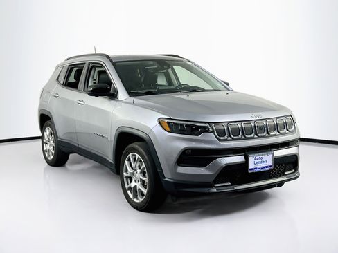 Used 2022 Jeep Compass Latitude w/ Sun and Sound Group AWD/4WD image 3