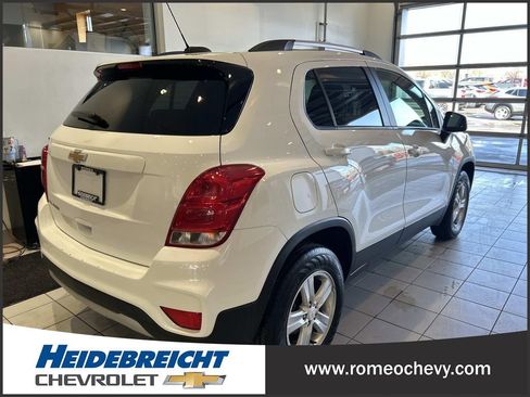Used 2022 Chevrolet Trax LT w/ LT Convenience Package image 4