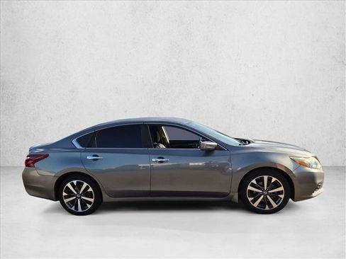 Used 2017 Nissan Altima 2.5 SR FWD image 4