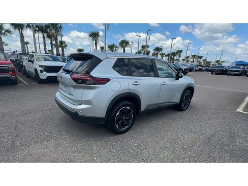 Used 2024 Nissan Rogue SV AWD/4WD image 2
