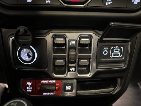 Used 2020 Jeep Wrangler Unlimited Rubicon w/ Dual Top Group AWD/4WD image 19