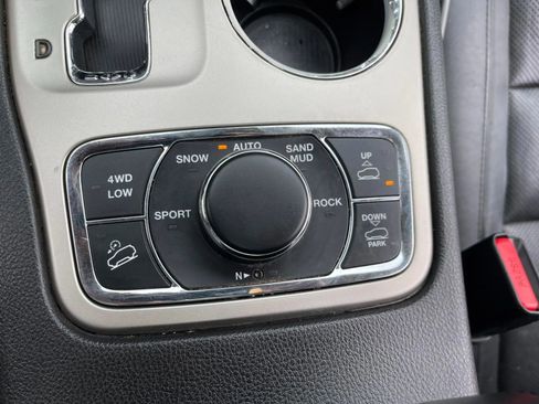 Used 2011 Jeep Grand Cherokee Overland image 19