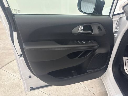 Used 2025 Chrysler Pacifica Select FWD image 32