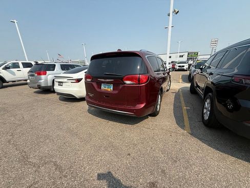 Used 2019 Chrysler Pacifica Touring-L FWD image 6