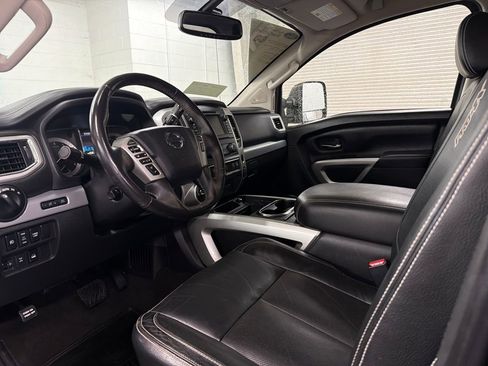 Used 2019 Nissan Titan PRO-4X w/ Pro-4x Convenience Package image 6
