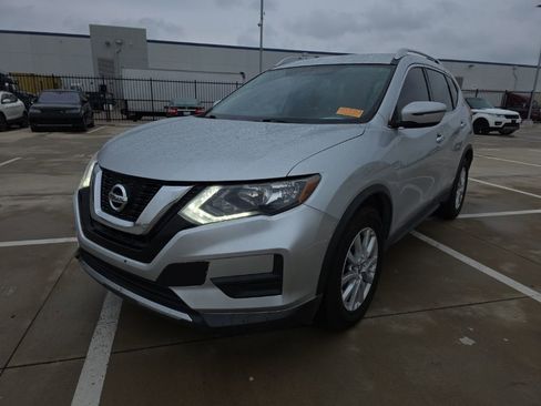 Used 2017 Nissan Rogue SV image 1