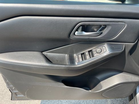 Used 2024 Nissan Rogue SV FWD image 12