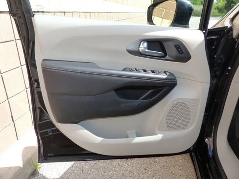 Used 2024 Chrysler Pacifica Touring-L FWD image 25