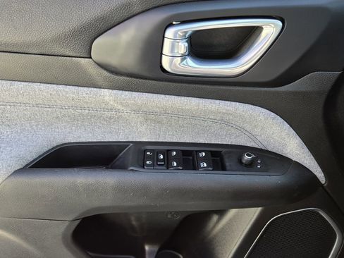 Used 2024 Jeep Compass Latitude image 27