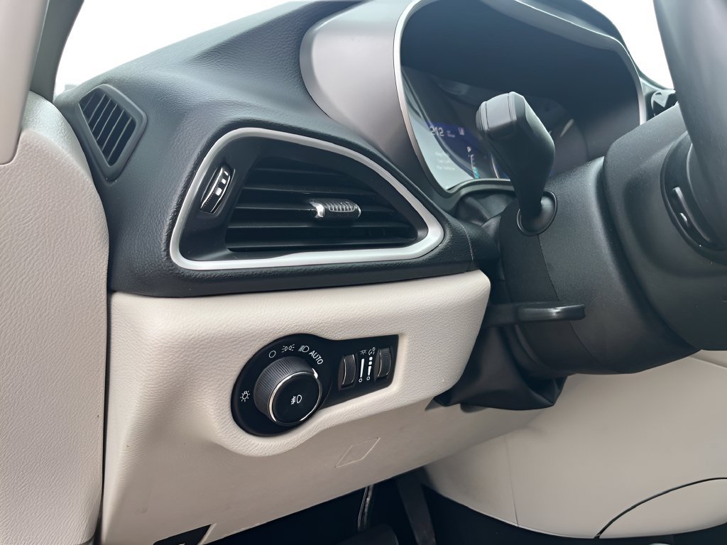 Used 2023 Chrysler Pacifica Touring-L FWD image 15