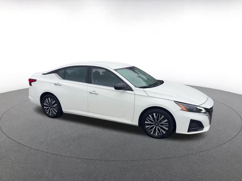 Used 2025 Nissan Altima 2.5 SV FWD image 2