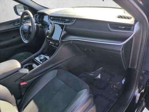 Used 2025 Jeep Grand Cherokee Altitude RWD image 21