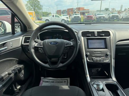 Used 2019 Ford Fusion SE FWD image 14