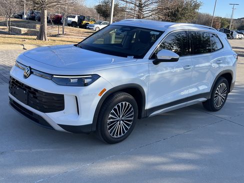 Certified 2025 Volkswagen Tiguan S image 5