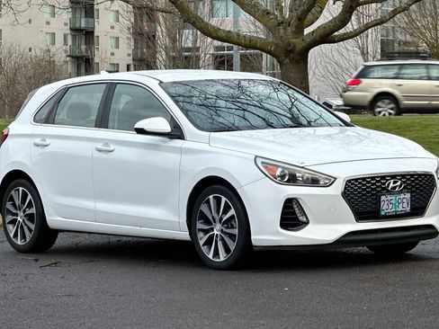 Used 2018 Hyundai Elantra GT image 9