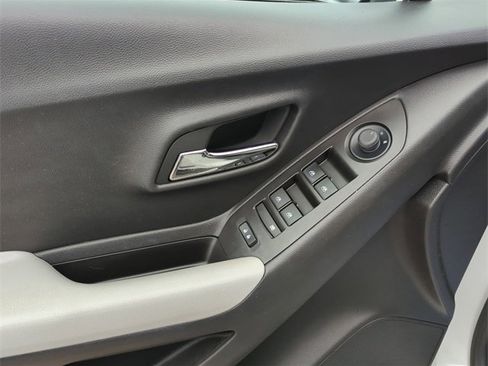 Certified 2022 Chevrolet Trax LT w/ LT Convenience Package image 22