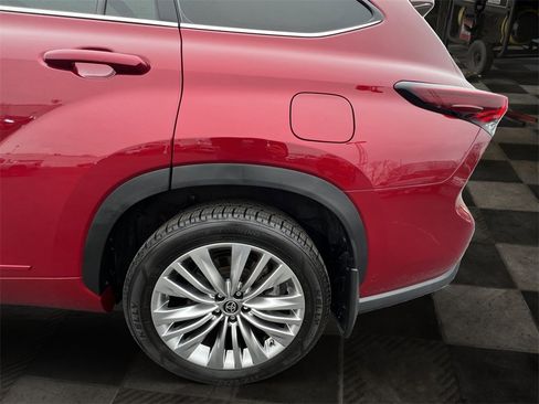Used 2024 Toyota Highlander Platinum image 11